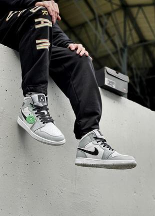 Круті унісекс кросівки nike air jordan retro 1 mid light smoke grey stock x білі з сірими 36-45 р4 фото