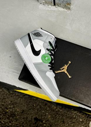 Круті унісекс кросівки nike air jordan retro 1 mid light smoke grey stock x білі з сірими 36-45 р6 фото