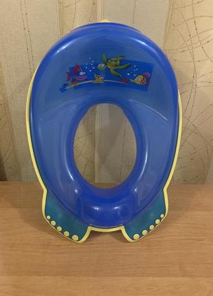 Дитяче сидіння на унітаз для хлопчика.