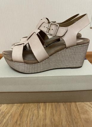 Босоніжки фірми clarks .cla