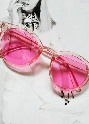 Стильні сонцезахисні окуляри в кольоровий оправі рожевий