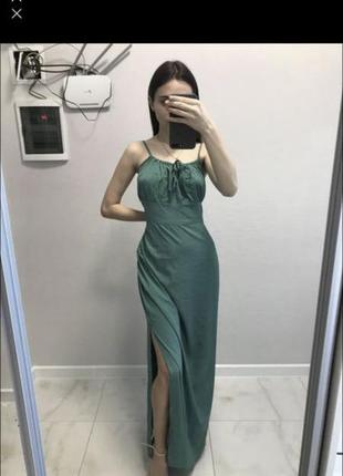 Неймовірна сукня з розрізом