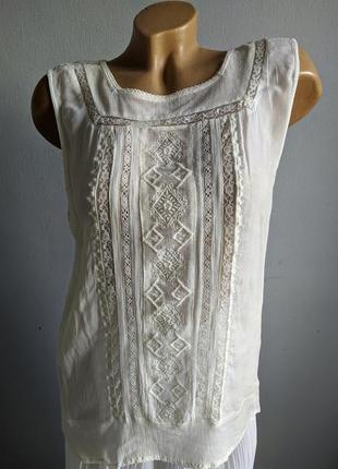 Блуза з мереживом, застібка на ґудзиках позаду.2 фото