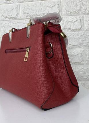 Модна жіноча сумочка з брелком. жіноча сумка з плечовим ременем для жінок червона6 фото