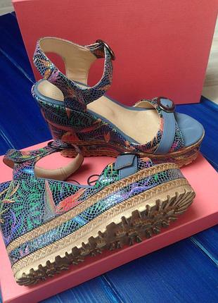 Босоножки на танкетке 38 р кожаные в сине- розовых цветах.