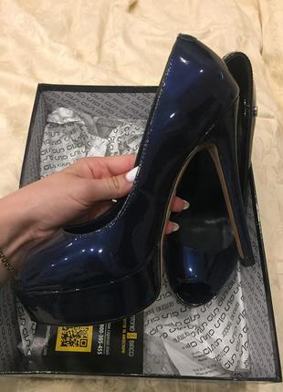 Темно-синие лаковые туфли на высоком каблуке3 фото
