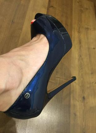Темно-синие лаковые туфли на высоком каблуке5 фото