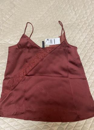 Майка на тонких бретелях з мереживом в білизняному стилі