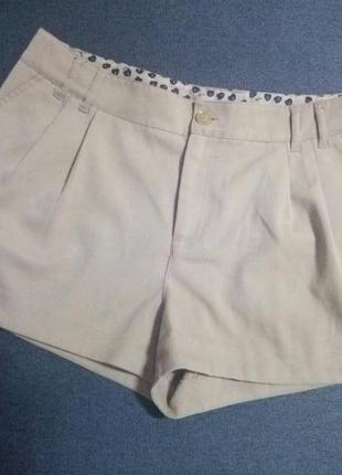 Стильные короткие шортики.