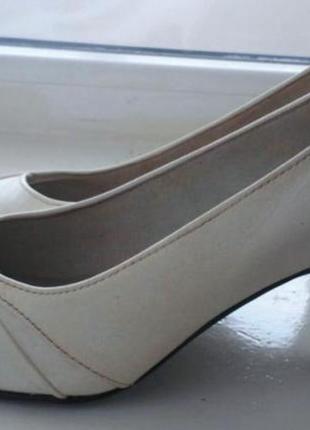 Туфли женские белого цвета