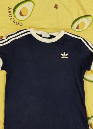 Футболка adidas в синим цвете с лапасами на рукаве (не ston nike carhartt dickies)