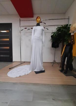 Біла, роскішна сукня із вирізом на спині та шлейфом2 фото