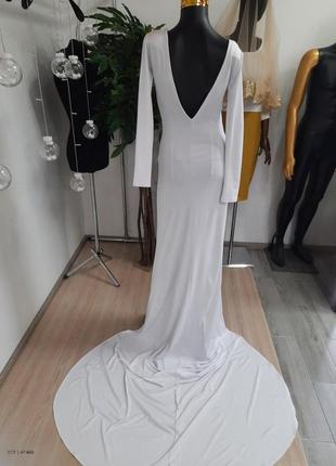 Біла, роскішна сукня із вирізом на спині та шлейфом4 фото