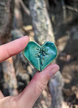 Брошь ручной работы глина керамика зеленый сердце синий цветок значок5 фото