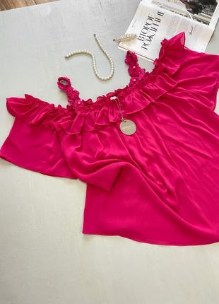 Шифонова рожева блуза зі спущеними плечиками4 фото