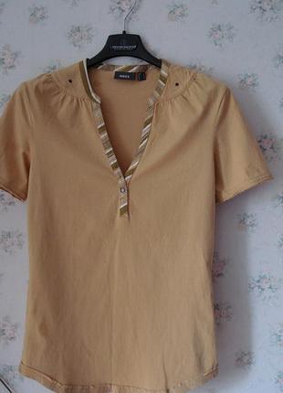 Симпатичная футболка горчичного цвета