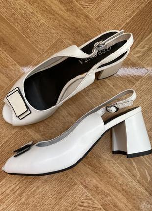 Босоніжки шкіряні