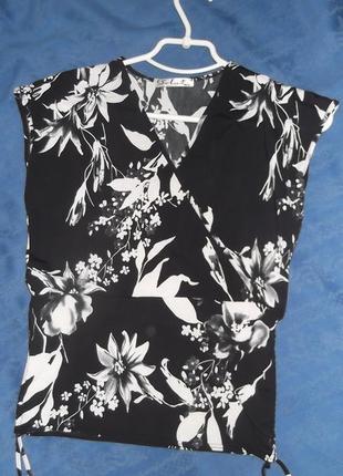 Майка чорно-біла в лілії