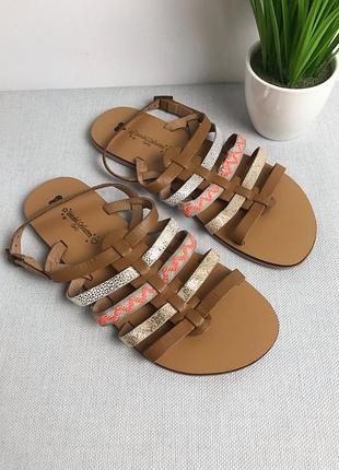 Шкіряні сандалії matalan. индія, з ремінцями на низькому ходу