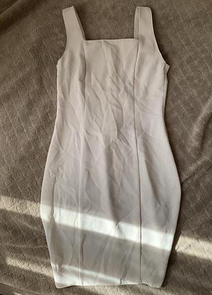 Плаття з квадратним вирізом