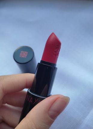 Annayake lipstick mat treatment

помада для губ

у відтінку 108 червоний матовий4 фото