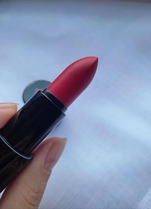 Annayake lipstick mat treatment

помада для губ

у відтінку 108 червоний матовий5 фото