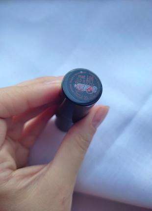 Annayake lipstick mat treatment

помада для губ

у відтінку 108 червоний матовий7 фото