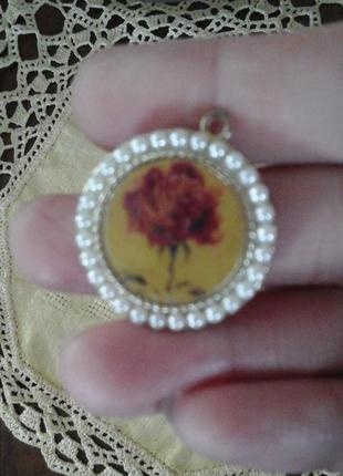 Кулон у стилі ретро