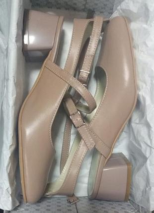 Босоніжки, туфлі відкриті