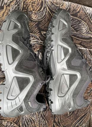 Нове тактичне взуття lowa zephyr gtx lo tf - натуральна замша, кордура, підкладка gore-tex®.
розмір - 45.