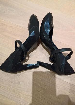 Шикарні туфлі lo res pump black від united nude3 фото