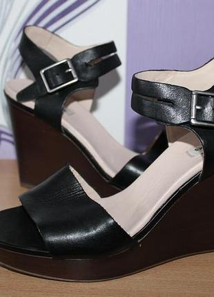 Шкіряні босоніжки на танкетці clarks розм 39 26 см по устілці