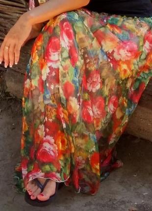 Летняя шелковая летящая юбка миди в цветочный принт цветы разноцветная2 фото