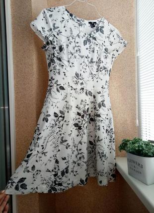 Платье в цветочный принт из натуральной ткани