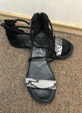 Босоніжки з замочком house