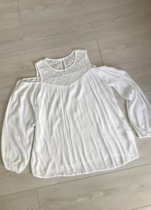 Ніжна блуза з мереживною вставкою та відкритими плечима