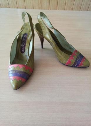 Туфлі, босоніжки.