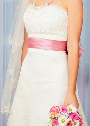 Ажурное кружевное свадебное платье с розовой сиреневой лентой4 фото