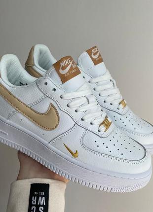 Жіночі шкіряні кросівки nike air force 1 mini swoosh beige#найк