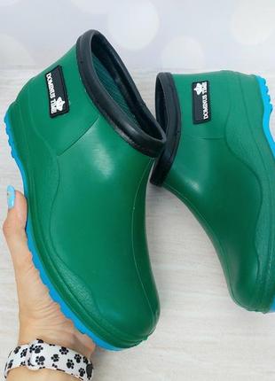 Зелені гумові черевики короткі чобітки