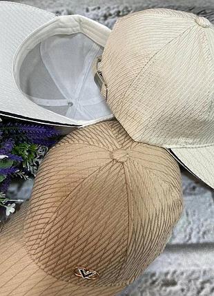 Осіння бейсболка у тонах v