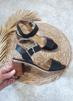 Кожаные босоножки