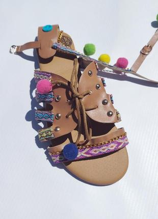 Классные весёлые летние разноцветные сандалики в стиле бохо