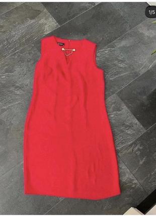 Червоне ошатне плаття