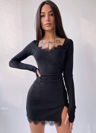 Короткое чёрное платье в рубчик с кружевом с разрезом стильное женственное стильное красивое по фигуре1 фото