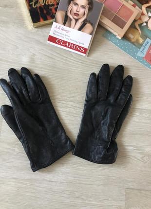 Чорні шкіряні рукавички