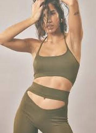 Оливкові легінси в рубчик з вирізом.