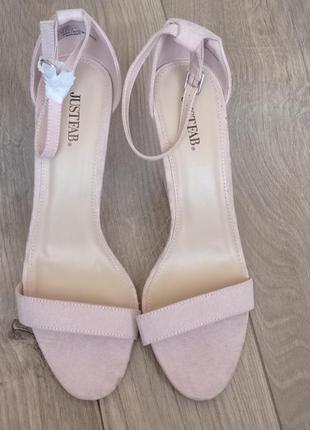 Босоніжки танкетка justfab