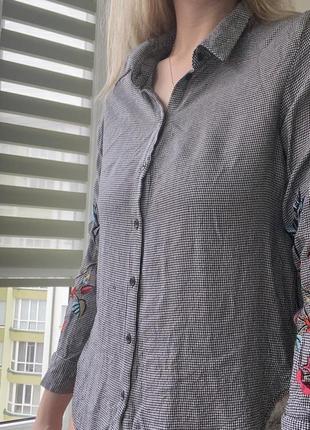 Блуза з вишивкою на рукаві1 фото