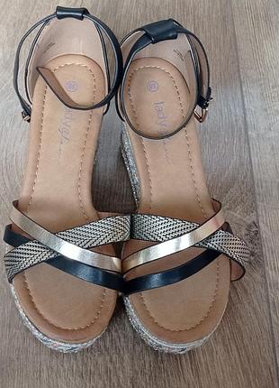 Босоніжки танкетка lady glam